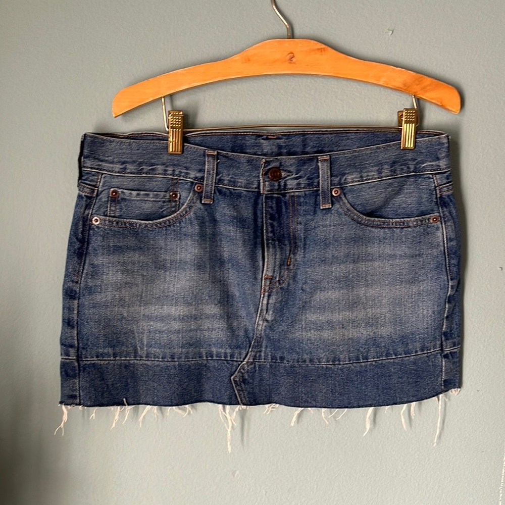 Levi’s frayed Raw denim mini skirt sz 29